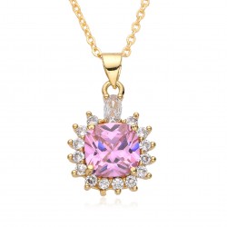 This retro square, hollowed-out green, slightly set zircon copper gold-plated necklace from Japan and South Korea is a trendy and versatile collarbone chain