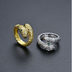 A cold and trendy Instagram ring for both men and women in Europe and America, featuring a single ring with snake scales flashing and a snake head CZ opening